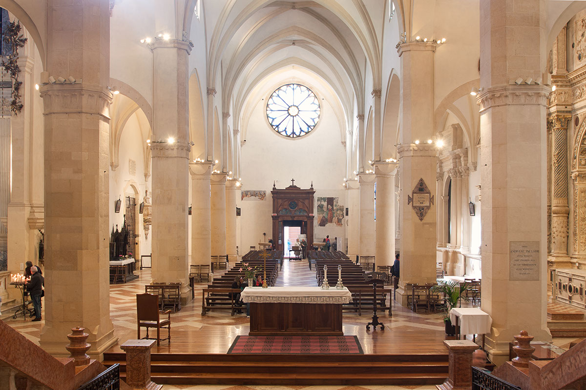 interno della Chiesa di Santa Corona